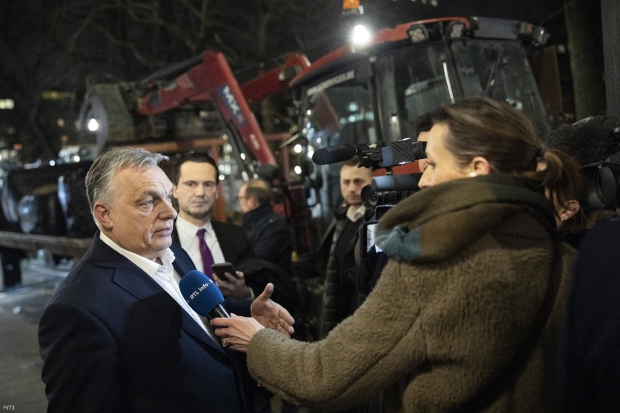 Orbán Viktor miniszterelnök újságíróknak nyilatkozik, miután a Brüsszel belvárosában tüntető gazdákkal találkozott 2024. január 31-én. Fotó: Fischer Zoltán / Miniszterelnöki Sajtóiroda / MTI