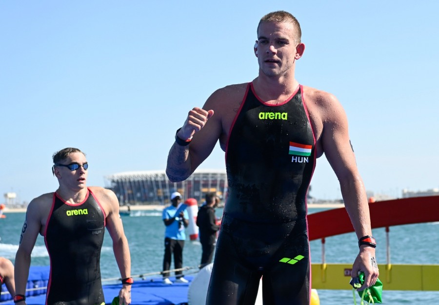A negyedik helyezett Rasovszky Kristóf (j) és a hatodik helyezett Betlehem Dávid a nyíltvízi úszók 5 kilométeres versenye után a dohai vizes világbajnokságon 2024. február 7-én. MTI/Kovács Tamás 