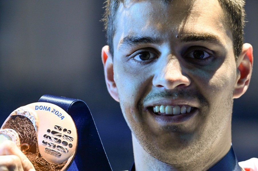Németh Nándor bronzérmével a férfi 100 méteres gyorsúszás eredményhirdetésén a dohai vizes világbajnokságon 2024. február 15-én. MTI/Kovács Tamás
