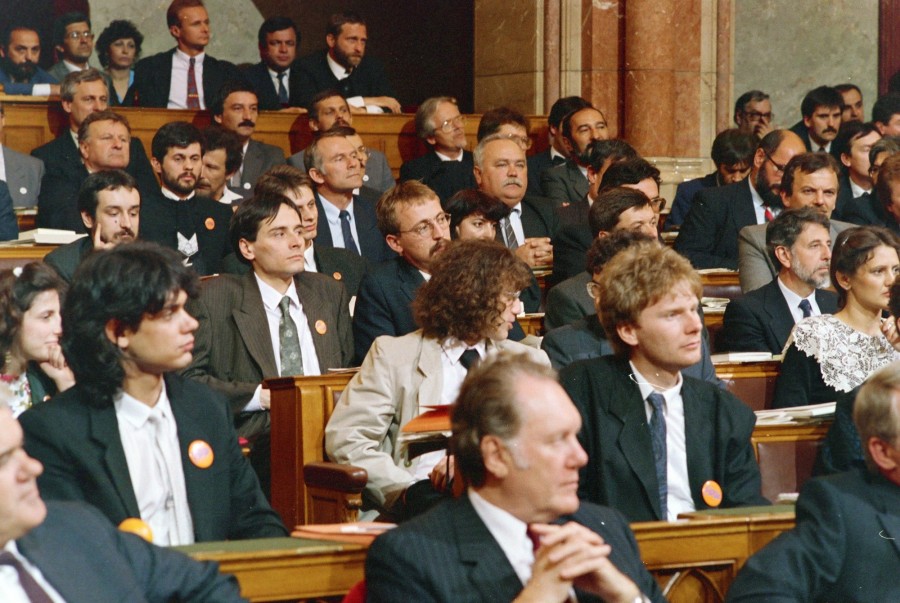 Az 1990-es Parlament Fidesz-frakciója Forrás: Fortepan / Glósz András