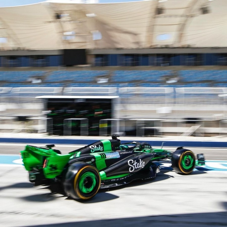 A Stake Sauber autója a bahreini teszten (Fotó: @stakef1team / Instagram)