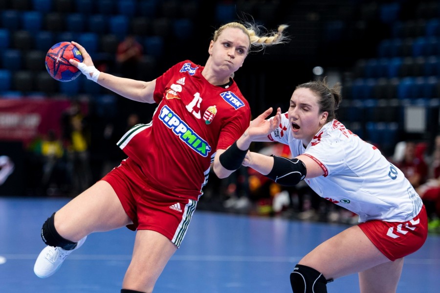Debreczeni-Klivinyi Kinga (b) és a svájci Tabea Schmid a női kézilabda Eurokupa 3. fordulójában játszott Magyarország - Svájc mérkőzésen a Tatabányai Multifunkciós Csarnokban 2024. február 28-án. MTI/Bodnár Boglárka