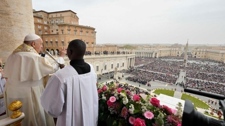 Ferenc pápa Urbi et Orbi áldást ad  (Fotó: Vatican Media)