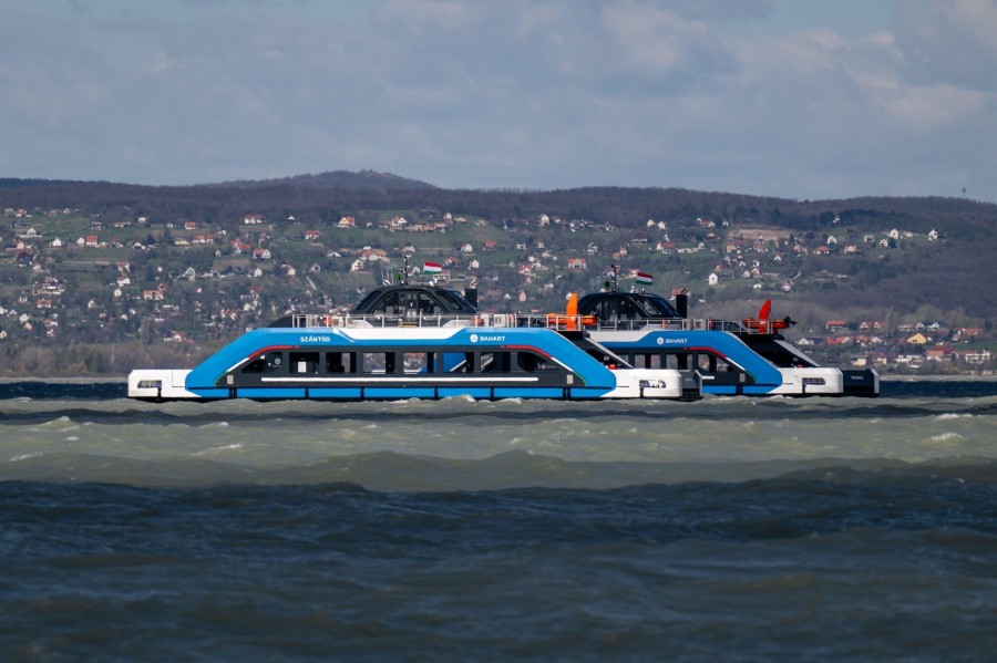 Sikeresen debütáltak a vadonatúj kompok (fotó: MTI / Vasvári Tamás)