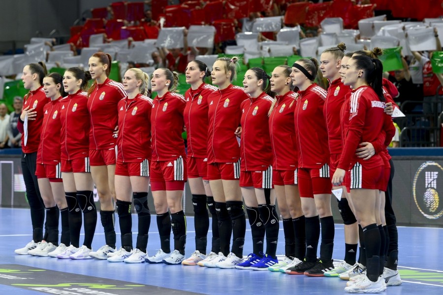 A magyar csapat a női kézilabda olimpiai selejtezőtorna 3. fordulójában játszott Magyarország - Japán mérkőzés előtt a debreceni Főnix Arénában 2024. április 14-én. MTI/Czeglédi Zsolt
