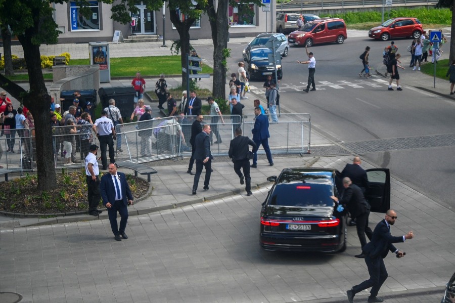 Biztonságiak szállítják Robert Fico szlovák miniszterelnököt egy autóban, miután a szlovák kormány ülése után lövöldözés történt Szlovákiában 2024. május 15-én (Fotó: Radovan Stoklasa / Reuters)
