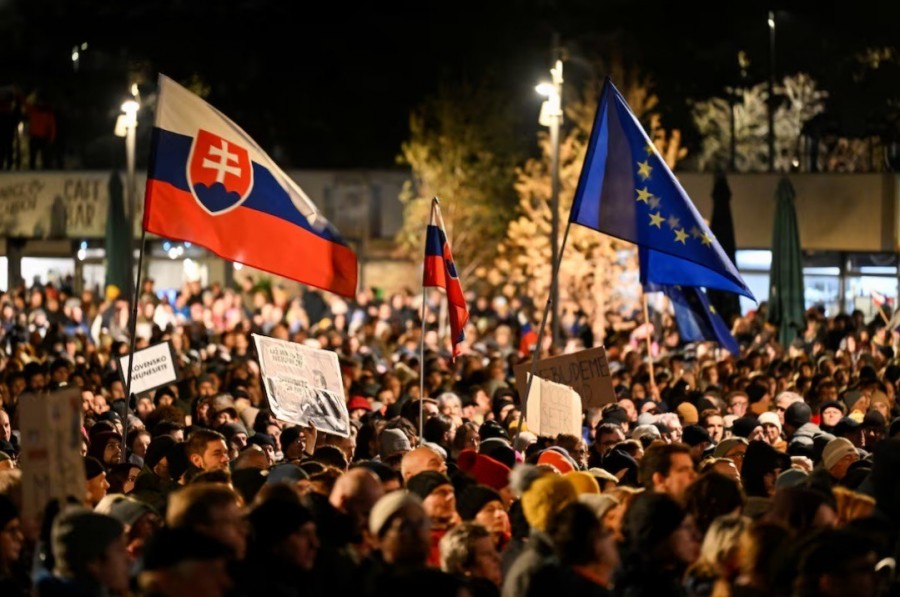 Tüntetés a szlovák kormány ellen 2023 decemberében (Forrás: Reuters)