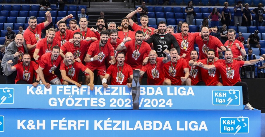 A Telekom Veszprém játékosai örülnek, miután 34:30-ra legyőzték a kézilabda NB I döntőjének második mérkőzésén az OTP Bank-Pick Szeged csapatát a szegedi Pick Arénában 2024. május 29-én. A finálé első meccsét házigazdaként 35-28-ra nyerték a bakonyiak, akik 28. alkalommal végeztek az élen a bajnokságban. MTI/Szigetváry Zsolt