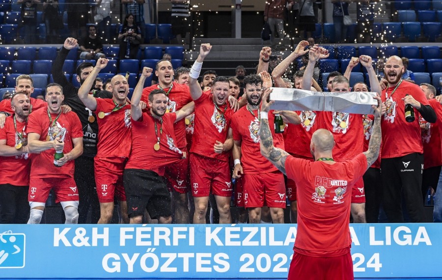 A Telekom Veszprém játékosai örülnek, miután  34:30-ra legyőzték a kézilabda NB I döntőjének második mérkőzésén az OTP Bank-Pick Szeged csapatát a szegedi Pick Arénában 2024. május 29-én. A finálé első meccsét házigazdaként 35-28-ra nyerték a bakonyiak, akik 28. alkalommal végeztek az élen a bajnokságban. MTI/Szigetváry Zsolt