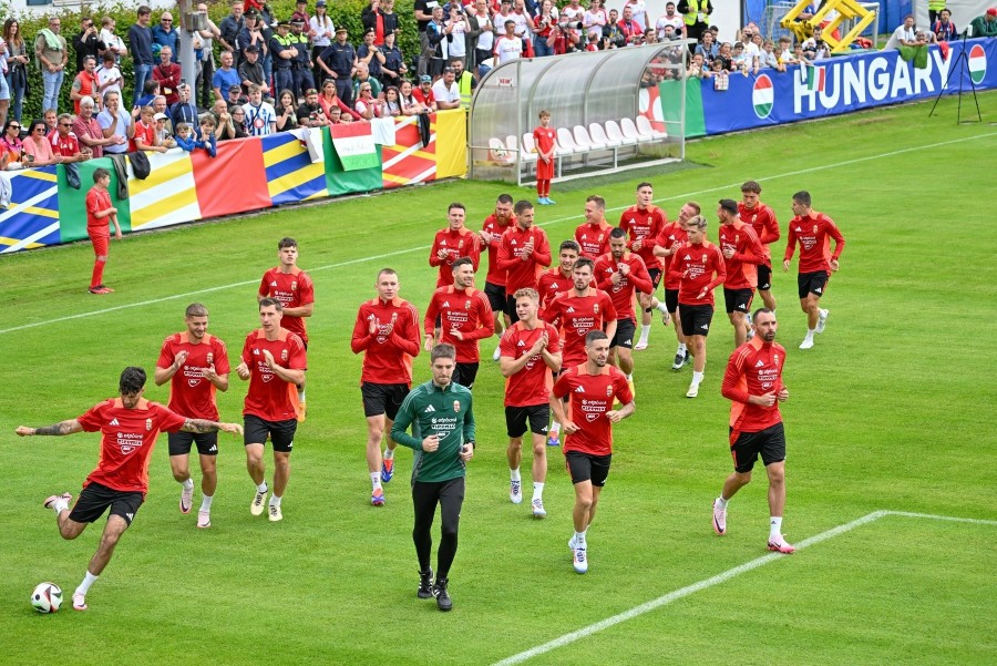 A németországi labdarúgó Európa-bajnokságon részt vevő magyar válogatott tagjai a csapat nyilvános edzésén Weiler-Simmerbergben 2024. június 12-én. MTI/Illyés Tibor