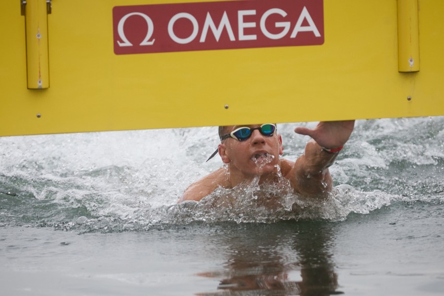 A győztes Bethlehem Dávid a célban a férfi nyíltvízi úszók 5 kilométeres versenyében a belgrádi vizes Európa-bajnokságon 2024. június 13-án. MTI/Derencsényi István