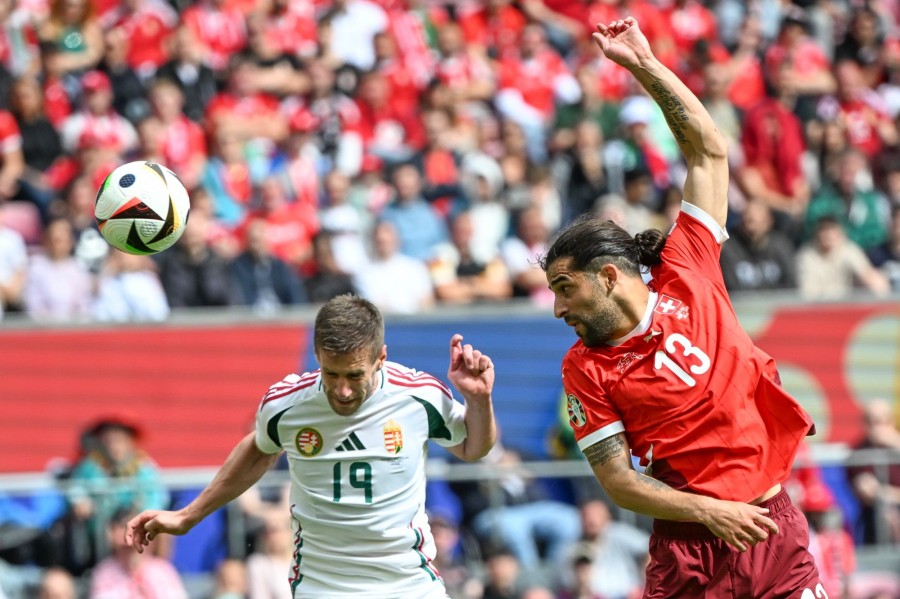 Varga Barnabás (b) és a svájci Ricardo Rodriguez a labdarúgó Európa-bajnokság A csoportjának 1. fordulójában játszott Magyarország - Svájc mérkőzésen a kölni RheinEnergieStadionban 2024. június 15-én. MTI/Illyés Tibor