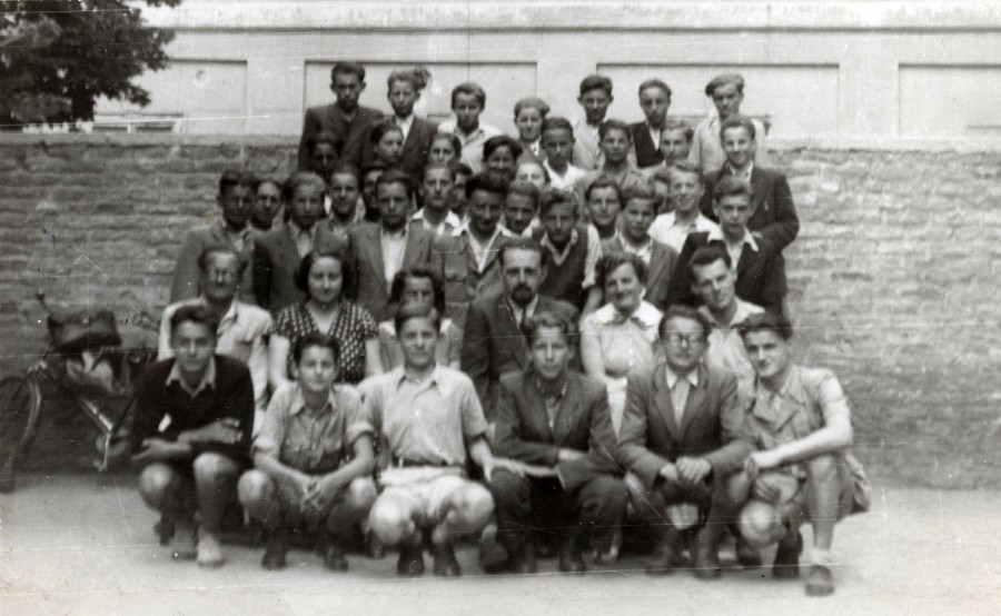 Brusznyai Árpád diákjai és kollégái körében (fotó: Laczkó Dezső Múzeum)
