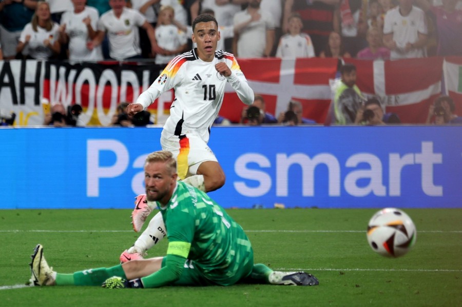 Fotó: epa11446255 Jamal Musiala of Germany scores the 2-0 goal during the UEFA EURO 2024 Round of 16 soccer match between Germany and Denmark, in Dortmund, Germany, 29 June 2024. EPA/CHRISTOPHER NEUNDORF