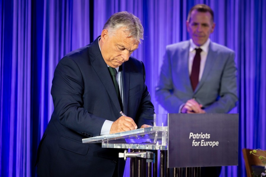 A Miniszterelnöki Sajtóiroda által közreadott képen Orbán Viktor miniszterelnök, a Fidesz elnöke aláírja a Patrióta kiáltvány az európai jövőért című közös nyilatkozatot Bécsben 2024. június 30-án. A dokumentumot Orbán Viktor, Andrej Babis korábbi cseh kormányfő, az Elégedetlen Polgárok Akciója (ANO) párt elnöke és Herbert Kickl, az Osztrák Szabadságpárt (FPÖ) elnöke sajtótájékoztatójukon írták alá. Az eseményen Orbán Viktor kijelentette, hogy új korszak kezdődik ezen a napon Bécsben, ahol új európai politikai együttműködést jelentettek be Herbert Kickllel és Andrej Babissal.   MTI/Miniszterelnöki Sajtóiroda/Fischer Zoltán