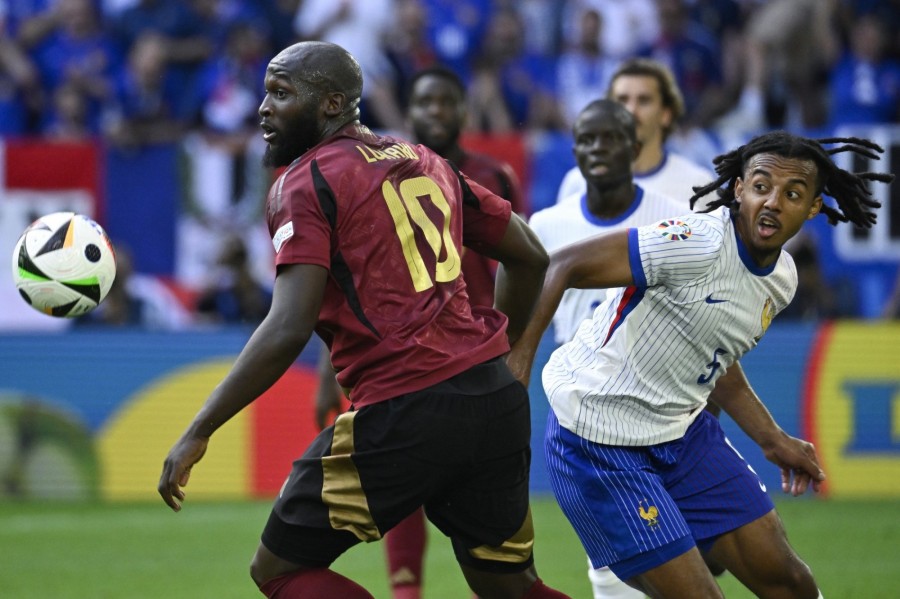 A francia Jules Koundé (j) és a belga Romelu Lukaku a 2024-es németországi labdarúgó Európa-bajnokság nyolcaddöntőjében játszott Franciaország - Belgium mérkőzésen a düsseldorfi Merkur Spiel Arénában 2024. július 1-jén. A francia válogatott 1-0-ra győzött. MTI/Koszticsák Szilárd