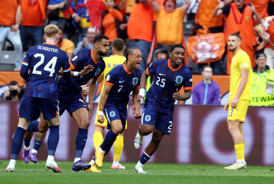 Fotó: epa11452873 Cody Gakpo of the Netherlands (2L) celebrates with teammates scoring the 1-0 during the UEFA EURO 2024 Round of 16 soccer match between Romania and Netherlands, in Munich, Germany, 02 July 2024. EPA/FRIEDEMANN VOGEL