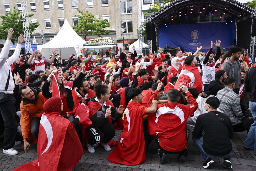 Török szurkolók a németországi labdarúgó Európa-bajnokság nyolcaddöntőjében játszott Ausztria-Törökország mérkőzést nézik a dortmundi szurkolói zónában 2024. július 2-án. MTI/Koszticsák Szilárd