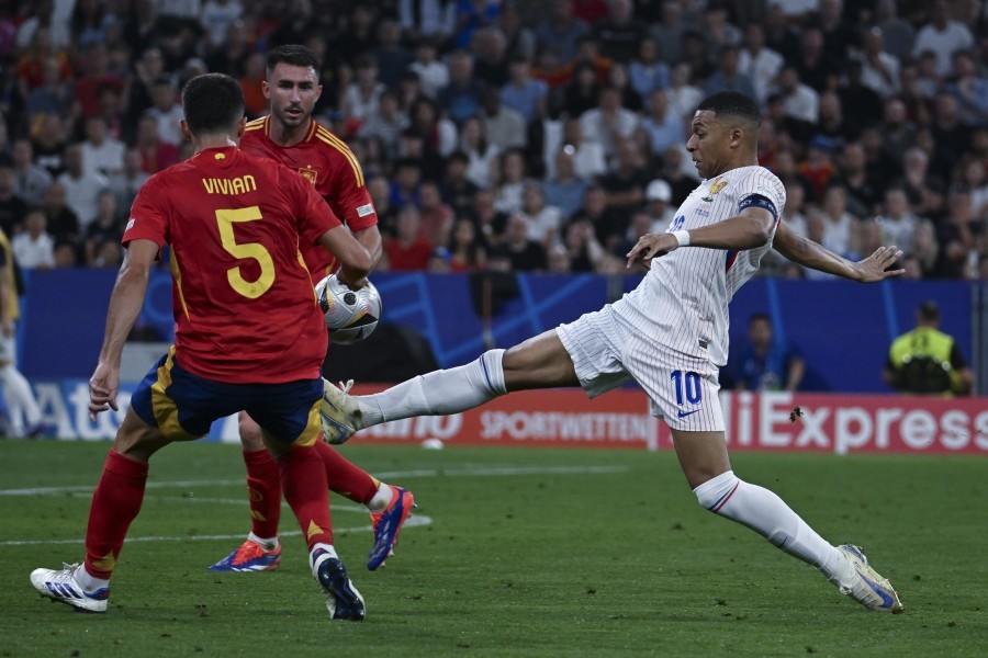 A spanyol Daniel Vivian (b) és Aymeric Laporte, valamint a francia Kylian Mbappé (j) a németországi labdarúgó Európa-bajnokság elődöntőjében játszott Spanyolország - Franciaország mérkőzésen a müncheni Allianz Arénában 2024. július 9-én. MTI/Koszticsák Szilárd