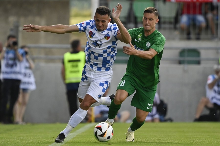 Balogh Balázs, a Paks (j) és Roger, a Corvinul játékosa a férfi labdarúgó Európa-liga selejtezőjének első fordulójában játszott Paksi FC - Corvinul Hunedoara mérkőzésen Pakson 2024. július 11-én. MTI/Kovács Tamás