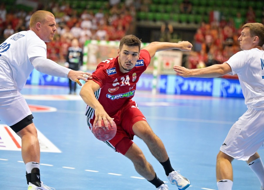 Fazekas Gergő (k), valamint a szlovén Matej Gaber (b) és Domen Novak (j) a Magyarország - Szlovénia férfi kézilabda olimpiai felkészülési mérkőzésen a győri Audi Arénában 2024. július 13-án. A magyar válogatott 29-25-re nyert. MTI/Krizsán Csaba