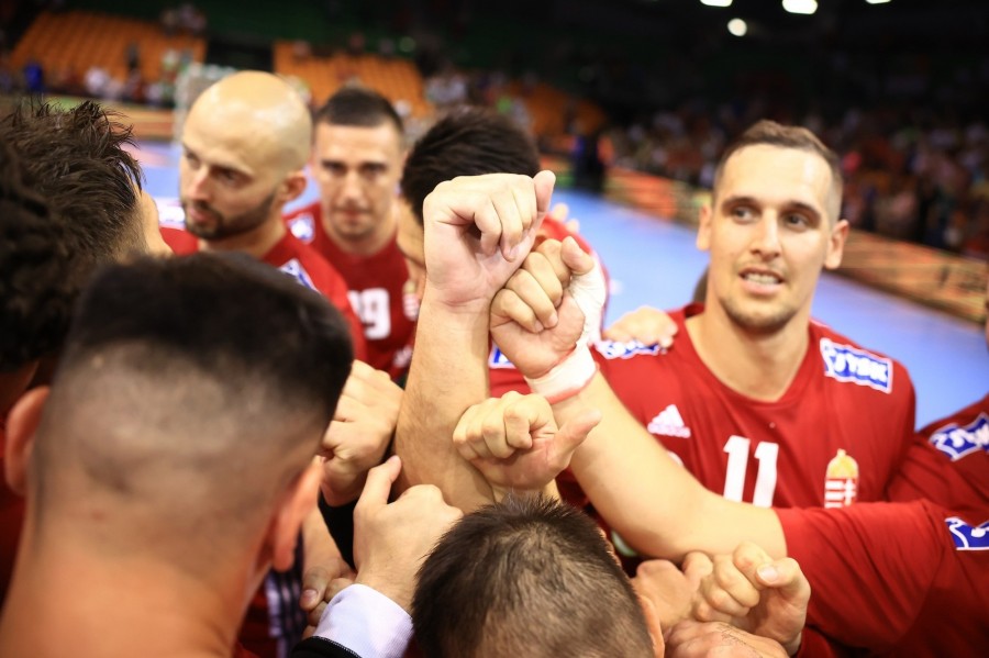 Ligetvári Patrik (11-es mezben) képviseli a veszprémi színeket az olimpián - Fotó: MKSZ