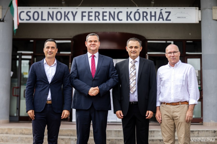 A képen (balról jobbra): Ovádi Péter, Dr. Takács Péter, Dr. Czinkotay Frigyes, Porga Gyula