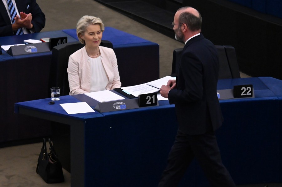 Ursula von der Leyen, az Európai Bizottság elnöke és Manfred Weber, az Európai Néppárt vezetője a szavazás napján (Fotó: MTI/Purger Tamás)