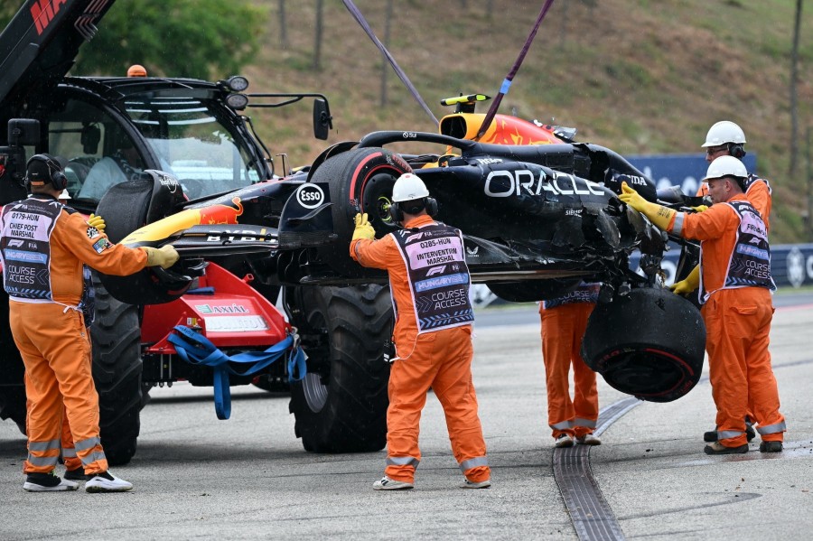 Sergio Perez összetört Red Bull-Hondáját mentik (Fotó: MTI/Czeglédi Zsolt)