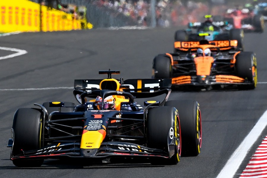 Max Verstappen (Red Bull-Honda) a rajtnál megelőzte Lando Norrist (McLaren-Mercedes). Fotó: MTI/Czeglédi Zsolt