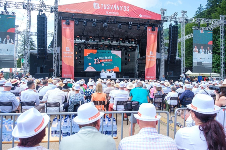 Tőkés László, az Erdélyi Magyar Nemzeti Tanács (EMNT) elnöke (j) beszédet mond Orbán Viktor miniszterelnök (k) előadása előtt a 33. Bálványosi Nyári Szabadegyetem és Diáktáborban az erdélyi Tusnádfürdőn 2024. július 27-én. Balra Németh Zsolt, az Országgyűlés külügyi bizottságának fideszes elnöke. MTI/Veres Nándor