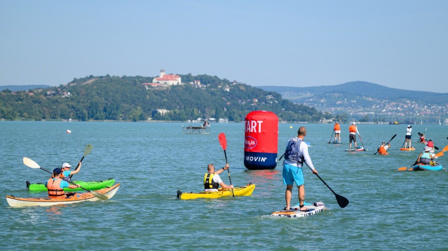 Résztvevők a Hervis Balaton-átevezés 8 kilométeres távján Zamárdi közelében 2024. július 27-én. MTI/Vasvári Tamás 