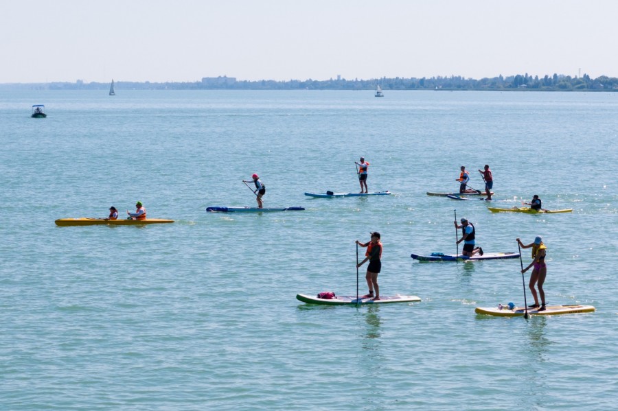 A drónnal készült felvételen résztvevők a Hervis Balaton-átevezés 8 kilométeres távján Zamárdi közelében 2024. július 27-én. MTI/Vasvári Tamás