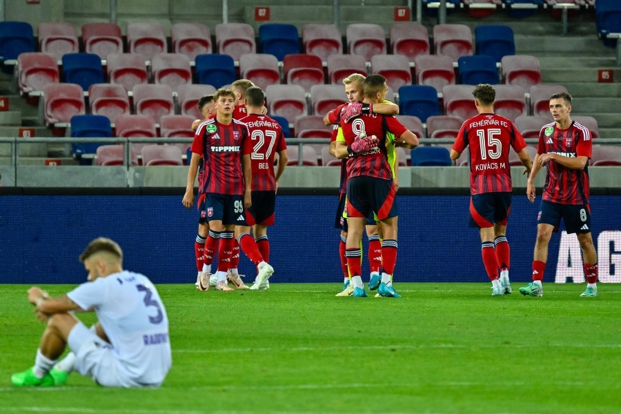 A Fehérvár FC játékosai ünnepelnek a labdarúgó Konferencia-liga második selejtezőkörében játszott Fehérvár FC - Szumgajit FK visszavágó mérkőzés után a székesfehérvári Sóstói Stadionban 2024. július 31-én. A mérkőzés gól nélküli döntetlennel ért véget, a Fehérvár FC 2-1-es összesítéssel jutott a selejtező következő fordulójába. MTI/Vasvári Tamás