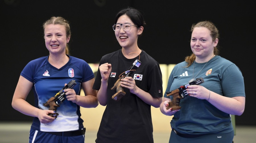 Az aranyérmes dél-koreai Jang Dzsiin (k), az ezüstérmes francia Camille Jedrzejewski (b) és a bronzérmes Major Veronika (j), a női sportpisztoly versenyszám döntője után a 2024-es párizsi nyári olimpián a chateauroux-i lőtéren 2024. augusztus 3-án. MTI/Czeglédi Zsolt