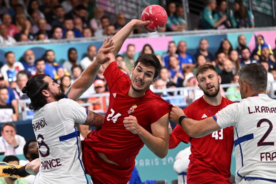 Fazekas Gergő (b2) és Ilic Zoran (j2), valamint a francia Elohim Prandi (b) és Luka Karabatic (j) a 2024-es párizsi nyári olimpia férfi kézilabdatornája B csoportjának utolsó fordulójában játszott Magyarország - Franciaország mérkőzésen a Dél-párizsi Arénában 2024. augusztus 4-én. MTI/Illyés Tibor