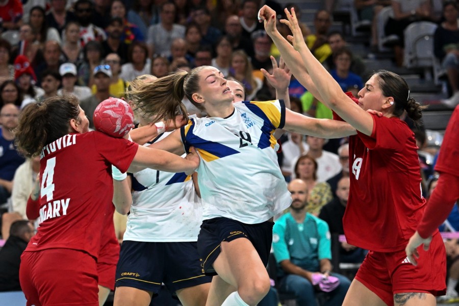 Füzi-Tóvizi Petra (b) és Papp Nikoletta (j), valamint a svéd Kristin Thorleifsdottir (k) a 2024-es párizsi nyári olimpia női kézilabdatornájának negyeddöntőjében játszott Magyarország - Svédország mérkőzésen a villeneuve-d'ascqi Pierre Mauroy Stadionban 2024. augusztus 6-án. MTI/Illyés Tibor