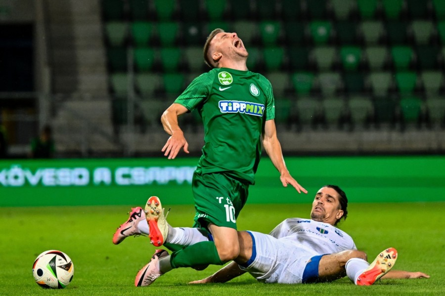 Haraszti Zsolt, a Paks (b) és Andrija Kaludjerovic, a montenegrói Mornar játékosa a labdarúgó Konferencia-liga harmadik selejtezőkörében játszott Paksi FC - Mornar mérkőzésen a Paksi FC Stadionban 2024. augusztus 7-én. A mérkőzést a Paks nyerte 3-0-ra. MTI/Vasvári Tamás