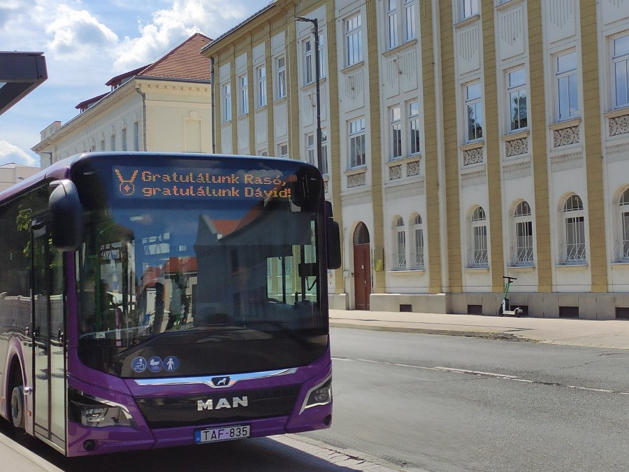 A fotó délután fél 4-kor készült a színház előtt, a busz egyébként a 4-es vonalon közlekedett