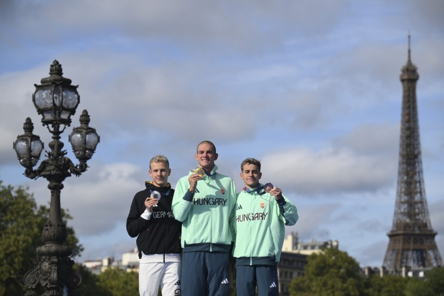 Az aranyérmes Rasovszky Kristóf (k), az ezüstérmes német Oliver Klemet (b) és a bronzérmes Betlehem Dávid (j) a férfi 10 kilométeres nyíltvízi úszás eredményhirdetésén a 2024-es párizsi nyári olimpián a Szajna III. Sándor hídjánál 2024. augusztus 9-én. MTI/Czeglédi Zsolt