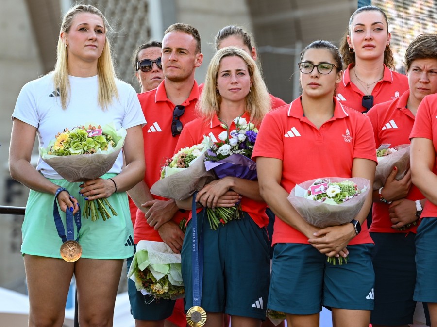 Muhari Eszter bronzérmes párbajtőröző (b) és Gulyás Michelle aranyérmes öttusázó (b3) a 2024-es párizsi nyári olimpiáról hazaérkező magyar csapat ünnepélyes fogadásán a Puskás Ferenc Stadion szoborparkjában 2024. augusztus 12-én. MTI/Máthé Zoltán