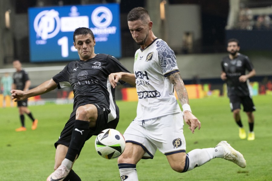 Nagy Zsolt, a Puskás (j) és Artur Szerobján, az Ararat játékosa a labdarúgó Konferencia-liga harmadik selejtezőkörében játszott Puskás Akadémia FC - Ararat Armenia visszavágó mérkőzésen a felcsúti Pancho Arénában 2024. augusztus 15-én. MTI/Szigetváry Zsolt