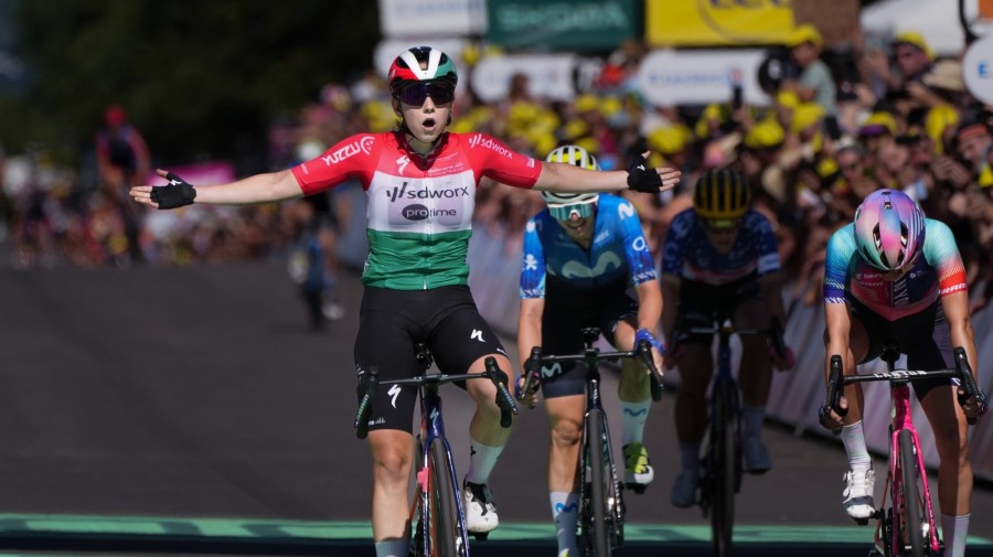 Vas Blanka, a Team SD Worx - Protime versenyzője (b) elsőként ér célba a női Tour de France országúti kerékpáros körverseny, 5., Bastogne és Amnéville közötti, 152,5 kilométeres szakaszán 2024. augusztus 15-én. MTI/AP/Peter Dejong