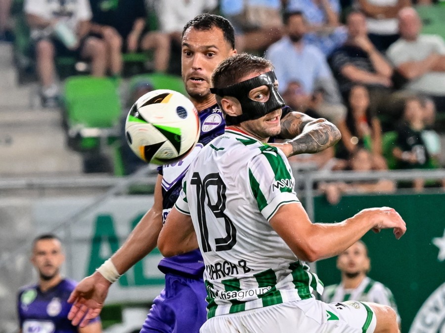 Varga Barnabás, a Ferencváros (j) és Bese Barnabás, az Újpest játékosa a labdarúgó OTP Bank Liga 4. fordulójában játszott Ferencváros TC - Újpest FC mérkőzésen a Groupama Arénában 2024. augusztus 17-én. MTI/Vasvári Tamás