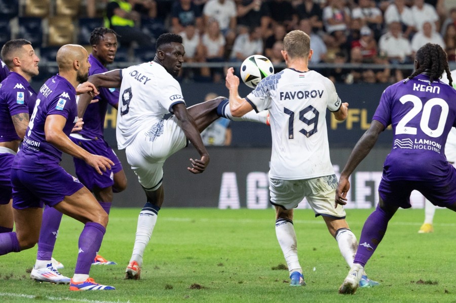 Lamin Colley, a Puskás játékosa (k) a labdával a labdarúgó Konferencia-liga selejtezőjének 4., utolsó fordulójában játszott Puskás Akadémia - Fiorentina mérkőzésen a felcsúti Pancho Arénában 2024. augusztus 29-én. MTI/Szigetváry Zsolt 