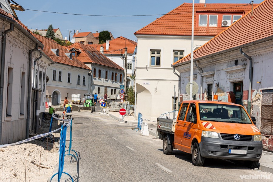 A Szent István utcában jelenleg is folyik a munka