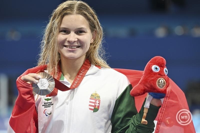 A Magyar Olimpiai Bizottság (MOB) által közreadott képen a bronzérmes Papp Bianka a 2024-es párizsi nyári paralimpiai játékok női 400 méteres gyorsúszás S10 kategóriájának eredményhirdetésén a nanterre-i Paris La Défense Arénában 2024. szeptember 5-én. MTI/MOB/Szalmás Péter