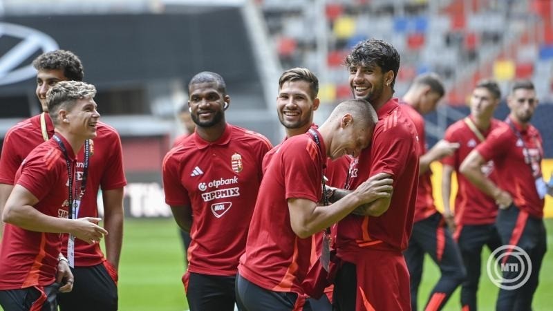 Balogh Botond, Csoboth Kevin, Nego Loic, Kata Mihály, Dárdai Pál, Szoboszlai Dominik (bal-jobb) labdarúgók a magyar válogatott stadionsétáján a düsseldorfi Merkur Spiel Arénában 2024. szeptember 6-án. A magyar csapat a labdarúgó Nemzetek Ligájában Németország ellen lép pályára. MTI/Szigetváry Zsolt