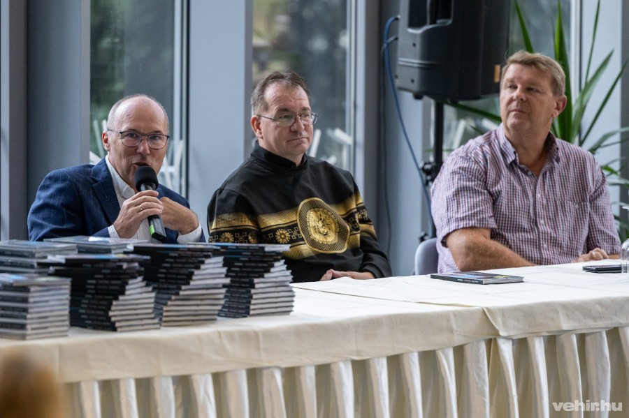 Porga Gyula mellett a szerzőpáros, Varga Róbert és Király Ferenc