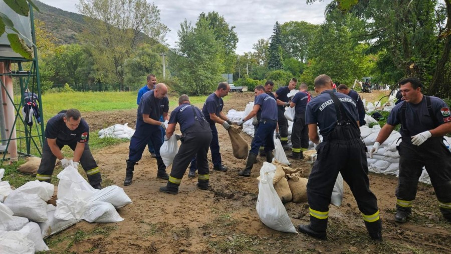 A Pilismarótnál egész nap szolgálatot teljesítő egység néhány tagja. (Fotó: katasztrófavédelem)